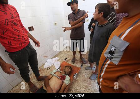 Les Palestiniens transportent le corps du martyr Khalil Azzam à l'hôpital des martyrs d'Al-Aqsa à Deir al-Balah les Palestiniens transportent le corps du martyr Khalil Azzam à l'hôpital des martyrs d'Al-Aqsa à Deir al-Balah, après qu'un tireur d'élite de l'armée israélienne lui a tiré dessus dans la rue Salah al-DIN près de Wadi Gaza, alors qu'il attendait que ses proches arrivent de la ville de Gaza, le 19 juillet 2024. Photo Ali Hamad apaimages Dair El-Balah bande de Gaza territoire palestinien 190724 Diar El Balah AH 005 Copyright : xapaimagesxAlixHamadxapaimagesx Banque D'Images