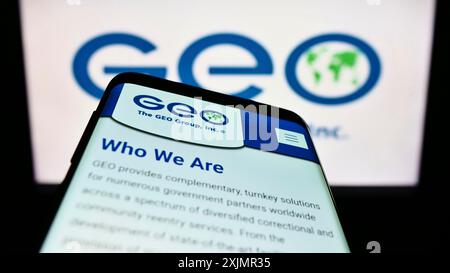 Stuttgart, Allemagne, 10-01-2022 : smartphone avec le site Web de la société de sécurité américaine GEO Group Inc sur l'écran devant le logo de l'entreprise. Concentrez-vous sur Banque D'Images