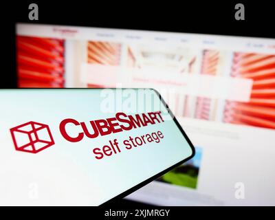 Stuttgart, Allemagne, 03-10-2022 : smartphone avec le logo de la société américaine de self-stockage CubeSmart sur l'écran devant le site Web de l'entreprise. Concentrez-vous sur Banque D'Images