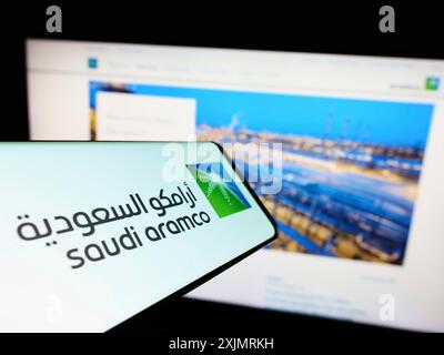 Stuttgart, Allemagne, 10-09-2022 : smartphone avec le logo de la société pétrolière et gazière Saudi Aramco sur l'écran devant le site Web de l'entreprise. Concentrez-vous sur Banque D'Images