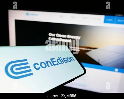Stuttgart, Allemagne, 10-09-2022 : smartphone avec le logo de la société américaine Consolidated Edison Inc (conEdison) sur l'écran devant le site. Concentrez-vous sur Banque D'Images
