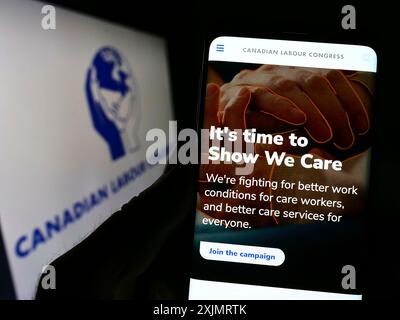 Stuttgart, Allemagne, 10-09-2022 : personne tenant un téléphone intelligent avec le site Web du Centre syndical Congrès du travail du Canada (CTC) à l'écran avec logo. Concentrez-vous sur Banque D'Images