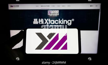 Stuttgart, Allemagne, 10-09-2022 : personne tenant un smartphone avec le logo de la société Yangtze Memory technologies Corp. (YMTC) sur l'écran devant Banque D'Images