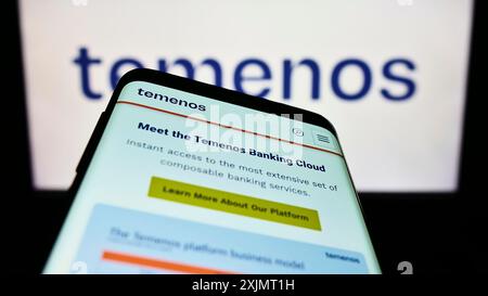 Stuttgart, Allemagne, 10-15-2022 : smartphone avec la page web de la société suisse de logiciels financiers Temenos sur l'écran devant le logo de l'entreprise. Concentrez-vous sur Banque D'Images