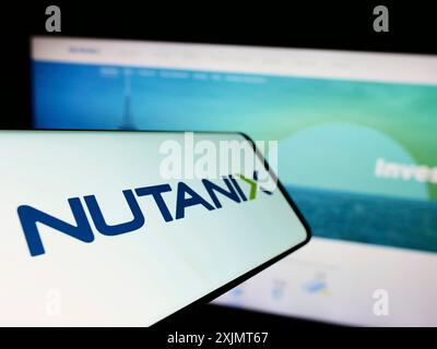 Stuttgart, Allemagne, 10-15-2022 : téléphone portable avec le logo de la société américaine de cloud computing Nutanix Inc. sur l'écran devant le site Web de l'entreprise. Concentrez-vous sur Banque D'Images