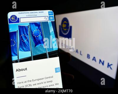 Stuttgart, Allemagne, 10-15-2022 : personne tenant un smartphone avec la page web de l'institution de l'UE Banque centrale européenne (BCE) sur l'écran devant le logo. Banque D'Images