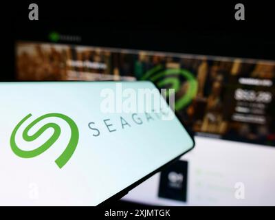 Stuttgart, Allemagne, 10 27 2022 : téléphone portable avec le logo de la société américaine de stockage de données Seagate Technology LLC sur l'écran devant le site Web. Concentrez-vous sur Banque D'Images