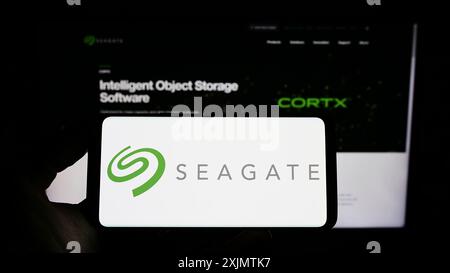 Stuttgart, Allemagne, 10 27 2022 : personne tenant un téléphone portable avec le logo de la société américaine de stockage de données Seagate Technology LLC sur l'écran devant Banque D'Images