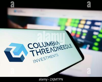 Stuttgart, Allemagne, 10-16-2022 : téléphone portable avec le logo de la société américaine Columbia Threadneedle Investments sur l'écran devant le site Web de l'entreprise. Banque D'Images