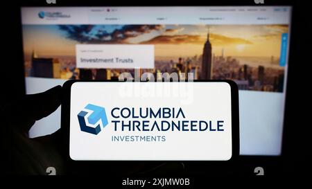 Stuttgart, Allemagne, 10-16-2022 : personne tenant un téléphone portable avec le logo de la société américaine Columbia Threadneedle Investments sur l'écran devant l'entreprise Banque D'Images