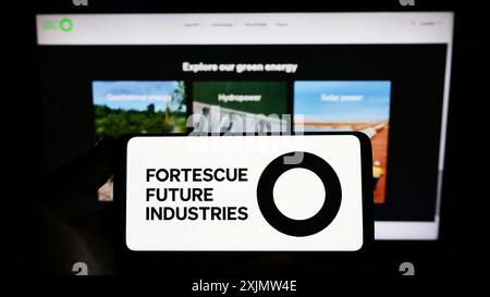 Stuttgart, Allemagne, 10-17-2022 : personne tenant un smartphone avec le logo de la société d'énergie Fortescue future Industries (FFI) sur l'écran devant Banque D'Images