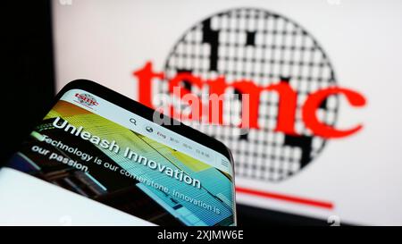 Stuttgart, Allemagne, 11 30 2022 : smartphone avec page Web de la société Taiwan Semiconductor Manufacturing Company (TSMC) sur écran avec logo. Concentrez-vous sur Banque D'Images