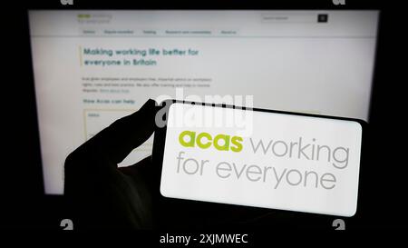 Stuttgart, Allemagne, 12-01-2022 : personne tenant un smartphone avec le logo du Advisory, conciliation and Arbitration Service (ACAS) sur l'écran devant Banque D'Images