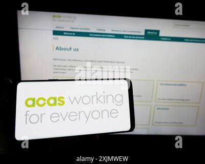 Stuttgart, Allemagne, 12-01-2022 : personne tenant un téléphone portable avec le logo de Advisory, conciliation and Arbitration Service (ACAS) sur l'écran devant Banque D'Images