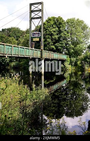 Passerelle vers le South Devon Railway et rare Breeds Farm à Totnes, reflétée dans la rivière Dart. Banque D'Images