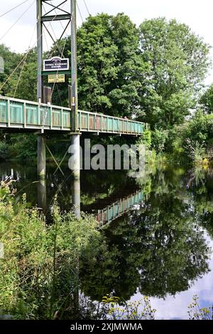 Passerelle vers le South Devon Railway et rare Breeds Farm à Totnes, reflétée dans la rivière Dart. Banque D'Images