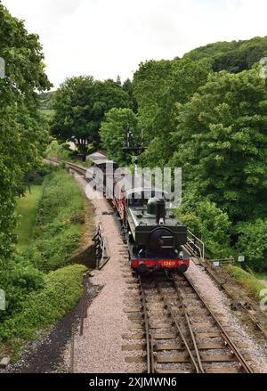 Char valise no 1369 de classe GWR 1366 arrivant à la gare Buckfastleigh sur le South Devon Railway avec un train de marchandises de démonstration. Banque D'Images