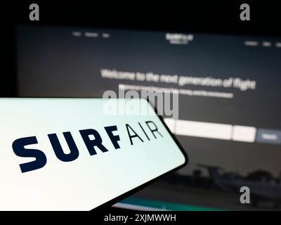 Stuttgart, Allemagne, 12-04-2022 : smartphone avec le logo de la compagnie aérienne américaine Surf Air Mobility sur l'écran devant le site Web de l'entreprise. Concentrez-vous sur Banque D'Images