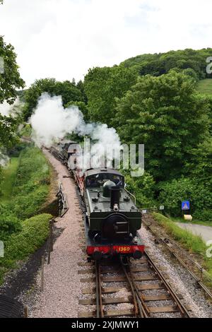 Char valise no 1369 de classe GWR 1366 arrivant à la gare Buckfastleigh sur le South Devon Railway avec un train de marchandises de démonstration. Banque D'Images