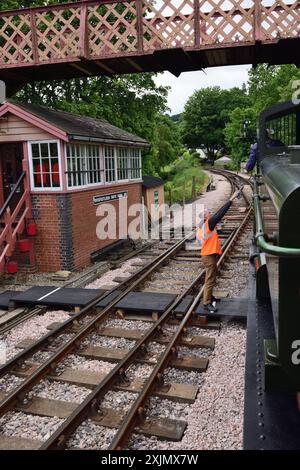 Collecte du jeton d'une seule ligne auprès du signaleur à la gare Buckfastleigh sur le South Devon Railway. Banque D'Images