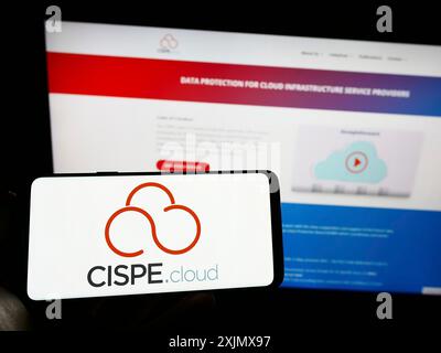 Stuttgart, Allemagne, 12-11-2022 : personne tenant un téléphone portable avec le logo de l'association commerciale des fournisseurs de cloud CISPE sur l'écran devant la page Web de l'entreprise. Banque D'Images