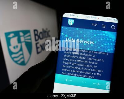 Stuttgart, Allemagne, 12-14-2022 : personne tenant un smartphone avec la page web de la société britannique The Baltic Exchange Limited sur l'écran avec le logo. Concentrez-vous sur Banque D'Images