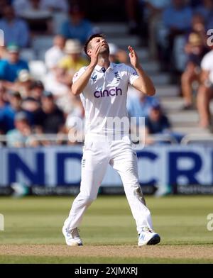 L'anglais Mark Wood réagit alors qu'il joue au bowling pendant la deuxième journée du deuxième Rothesay test match à Trent Bridge, Nottingham. Date de la photo : vendredi 19 juillet 2024. Banque D'Images