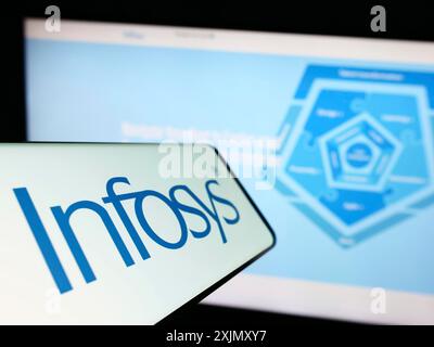 Stuttgart, Allemagne, 12-23-2022 : smartphone avec le logo de la société INFORMATIQUE indienne Infosys Limited sur l'écran devant le site Web de l'entreprise. Concentrez-vous sur Banque D'Images