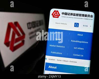 Stuttgart, Allemagne, 12 29 2022 : personne tenant un téléphone portable avec le site Web de la Commission de réglementation des valeurs mobilières de Chine (CSRC) sur l'écran avec le logo. Concentrez-vous sur Banque D'Images