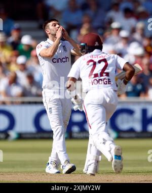 L'anglais Mark Wood réagit alors qu'il joue au bowling pendant la deuxième journée du deuxième Rothesay test match à Trent Bridge, Nottingham. Date de la photo : vendredi 19 juillet 2024. Banque D'Images