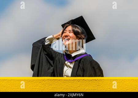 Londres, Royaume-Uni. 19 juillet 2024. Profitant du temps chaud soudain pour obtenir des photos alors que les étudiants obtiennent leur diplôme en conseil de mortier et robe - Une mini canicule d'été conduit à un temps ensoleillé sur la Southbank à Londres. Crédit : Guy Bell/Alamy Live News Banque D'Images