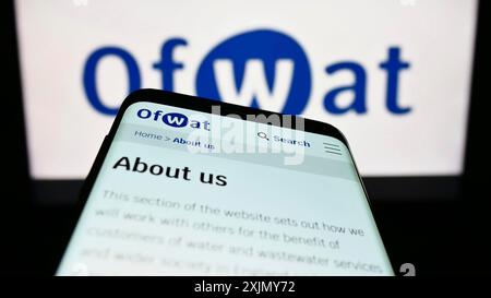 Stuttgart, Allemagne, 12 30 2022 : smartphone avec la page web de l'Autorité de régulation des services d'eau (OFWAT) sur l'écran devant le logo. Concentrez-vous sur le coin supérieur gauche Banque D'Images