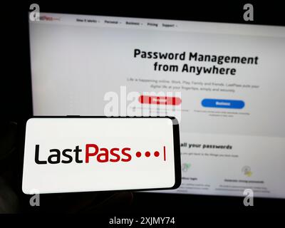 Stuttgart, Allemagne, 12-30-2022, personne tenant un smartphone avec le logo de la société de gestion de mots de passe LastPass US LP sur l'écran devant le site Web. Banque D'Images