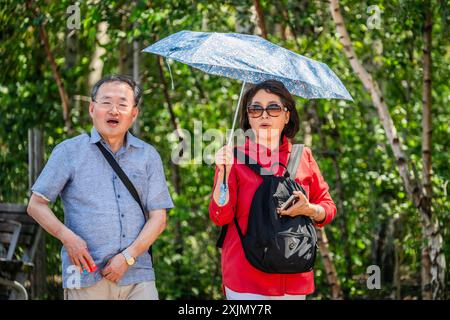 Londres, Royaume-Uni. 19 juillet 2024. Il fait suffisamment chaud pour que les gens utilisent des parapluies comme parasols pour fournir de l'ombre - Une mini vague de chaleur estivale conduit à un temps ensoleillé sur la Southbank à Londres. Crédit : Guy Bell/Alamy Live News Banque D'Images