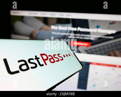 Stuttgart, Allemagne, 12-30-2022, téléphone portable avec le logo de la société américaine de gestion de mots de passe LastPass US LP sur l'écran devant le site Web. Concentrez-vous sur Banque D'Images
