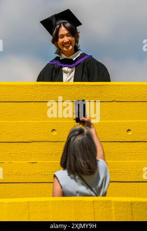 Londres, Royaume-Uni. 19 juillet 2024. Profitant du temps chaud soudain pour obtenir des photos alors que les étudiants obtiennent leur diplôme en conseil de mortier et robe - Une mini canicule d'été conduit à un temps ensoleillé sur la Southbank à Londres. Crédit : Guy Bell/Alamy Live News Banque D'Images