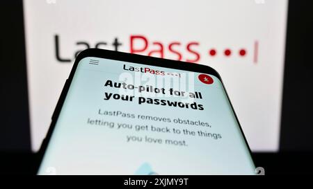 Stuttgart, Allemagne, 12-30-2022, smartphone avec page web de la société de gestion de mots de passe LastPass US LP sur l'écran devant le logo de l'entreprise. Concentrez-vous sur Banque D'Images