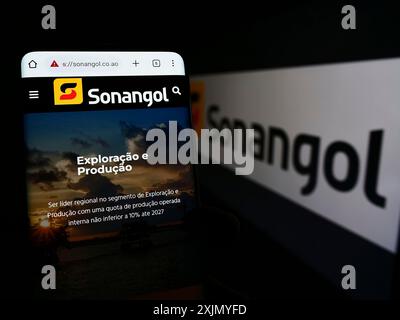 Stuttgart, Allemagne, 01-06-2023 : personne tenant un smartphone avec la page web de la société pétrolière angolaise Group Sonangol sur l'écran devant le logo. Mise au point Banque D'Images