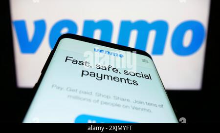 Stuttgart, Allemagne, 12-31-2022, smartphone avec le site du service de paiement mobile Venmo sur l'écran devant le logo de l'entreprise. Concentrez-vous sur le coin supérieur gauche de Banque D'Images