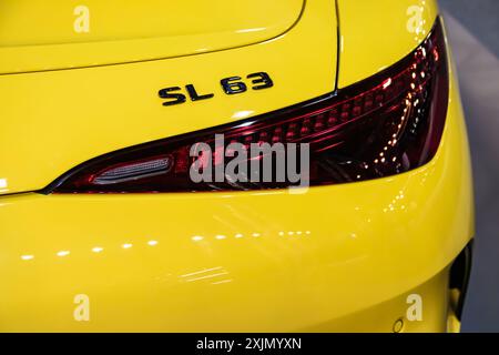 Détails de Mercedes Benz SL63 V8 Turbo AMG en jaune est une voiture de sport de luxe connue pour ses performances puissantes et son design élégant Banque D'Images