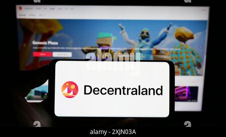 Stuttgart, Allemagne, 12-31-2022, personne tenant un téléphone portable avec le logo de la plate-forme du monde virtuel Decentraland sur l'écran devant la page web. Concentrez-vous sur Banque D'Images