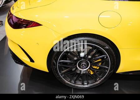 Détails de Mercedes Benz SL63 V8 Turbo AMG en jaune est une voiture de sport de luxe connue pour ses performances puissantes et son design élégant Banque D'Images