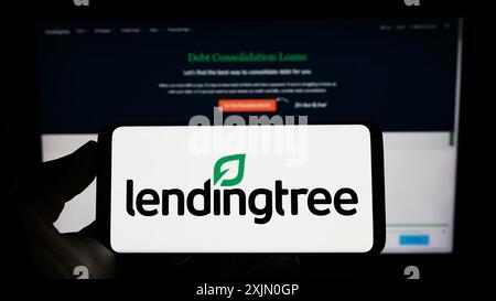 Stuttgart, Allemagne, 01-14-2023 : personne tenant un téléphone portable avec le logo de la société américaine de prêt LendingTree Inc sur l'écran devant Banque D'Images