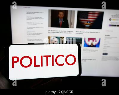 Stuttgart, Allemagne, 01-14-2023 : personne tenant un téléphone portable avec le logo de la compagnie de journal politique américaine Politico LLC sur l'écran devant Banque D'Images