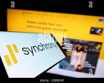 Stuttgart, Allemagne, 01-13-2023 : téléphone portable avec le logo de la société américaine de services financiers Synchrony Bank sur l'écran devant le site Web. Concentrez-vous sur Banque D'Images
