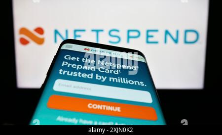 Stuttgart, Allemagne, 01-14-2023 : smartphone avec le site Web de la société de paiement américaine NetSpend Corporation sur l'écran devant le logo de l'entreprise. Concentrez-vous sur Banque D'Images