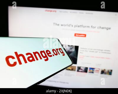 Stuttgart, Allemagne, 01-14-2023 : téléphone portable avec le logo de la plate-forme de pétition américaine Change.org PBC sur l'écran devant le site Web. Concentrez-vous sur Banque D'Images