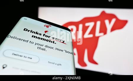 Stuttgart, Allemagne, 01-14-2023 : smartphone avec le site Web de la société américaine de livraison d'alcool Drizly LLC sur l'écran devant le logo de l'entreprise. Concentrez-vous sur Banque D'Images