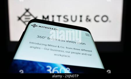 Stuttgart, Allemagne, 01-14-2023 : smartphone avec le site du conglomérat japonais Mitsui Co. Ltd sur l'écran devant le logo de l'entreprise. Concentrez-vous sur Banque D'Images