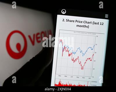 Stuttgart, Allemagne, 01-15-2023 : personne tenant un téléphone portable avec le site de la société française Veolia environnement S.A. sur l'écran devant le logo. Mise au point Banque D'Images